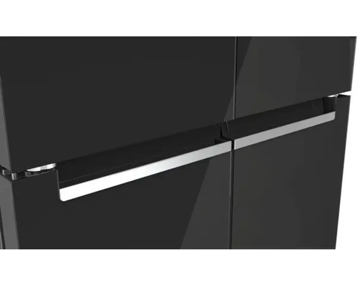 Detailaufnahme eines Kühlschranks mit Griffen