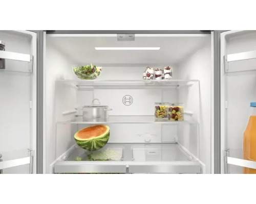 Innenansicht eines Kühlschranks mit verschiedenen Lebensmitteln