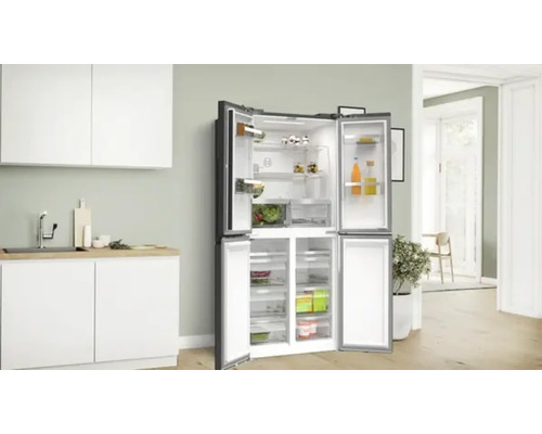 Geöffneter Kühlschrank mit mehreren Fächern und Lebensmitteln in einer modernen Küche