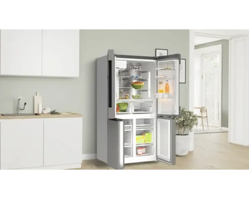 Réfrigérateur ouvert dans une cuisine lumineuse avec des aliments