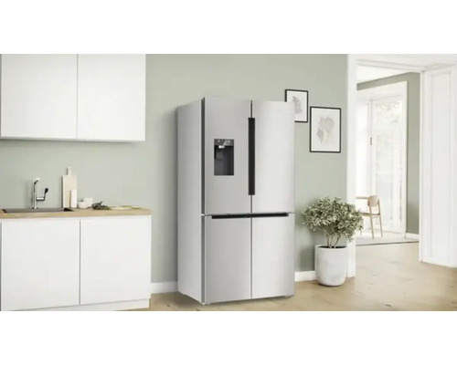 Cuisine avec réfrigérateur-congélateur à quatre portes en pose libre