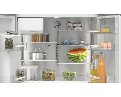 Vue intérieure d''un réfrigérateur avec divers aliments tels que des fruits, des légumes et des boissons.