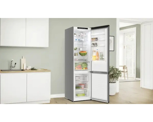 Geöffneter Kühlschrank mit Lebensmitteln in einer hellen Küche.