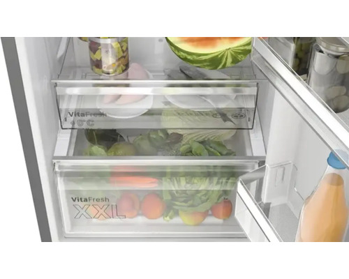 Innenraum eines Kühlschranks mit VitaFresh Schubladen, gefüllt mit Lebensmitteln wie Obst und Gemüse