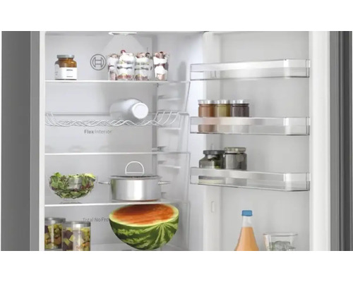 Innenansicht eines Kühlschranks mit verschiedenen Lebensmitteln