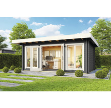 Maison de jardin moderne avec équipement de bureau et grandes fenêtres dans un jardin soigné