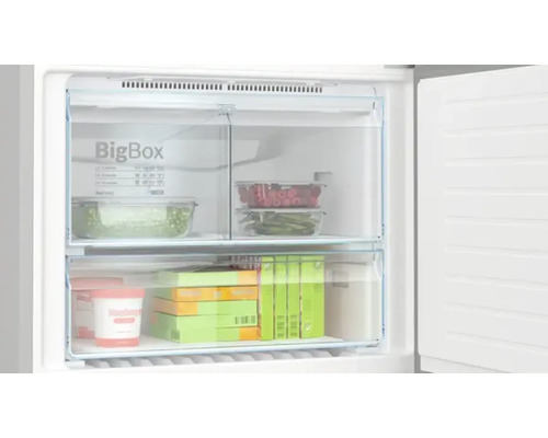 Gefrierschrank mit Lebensmitteln in durchsichtigen Behältern und Verpackungen