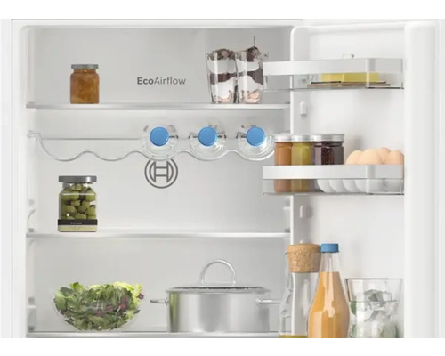 Innenansicht eines Kühlschranks mit Lebensmitteln auf mehreren Regalen