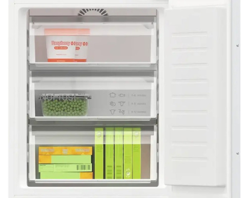 Gefrierschrank mit Schubladen und Lebensmitteln