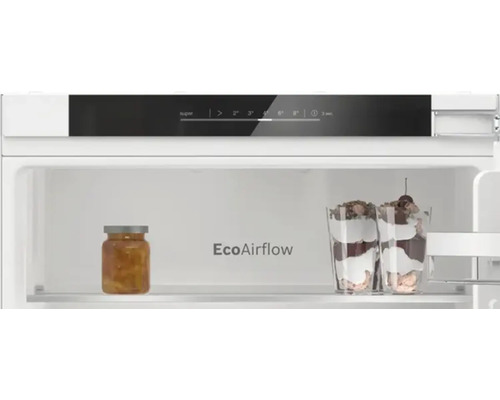 Innenraum eines Kühlschranks mit Lebensmitteln und EcoAirflow Funktion