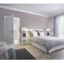 Chambre avec lit, tables de chevet, lampes et porte ouverte