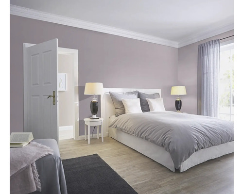 Chambre avec lit, tables de chevet, lampes et porte ouverte