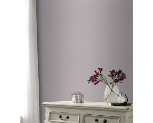 Pièce décorative avec papier peint à motifs sur le mur, commode, vase de fleurs et rideau à la fenêtre.
