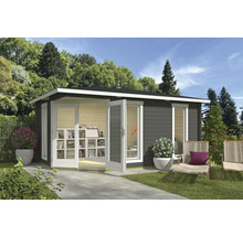 Abri de jardin avec portes ouvertes, fenêtre et mobilier de jardin sur une terrasse