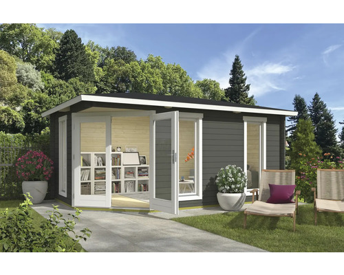 Abri de jardin avec portes ouvertes, fenêtre et mobilier de jardin sur une terrasse