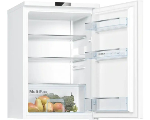 Geöffneter, weisser Kühlschrank mit Glasablagen und MultiBox für Obst und Gemüse