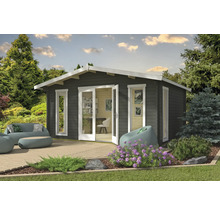 Abri de jardin avec terrasse, mobilier de jardin et plantations dans un jardin