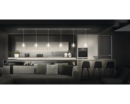 Moderne Küche mit Hängelampe, Arbeitsplatte und Barhockern
