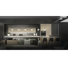 Helle, moderne Küche mit Kochinsel, Barhockern und Wohnbereich