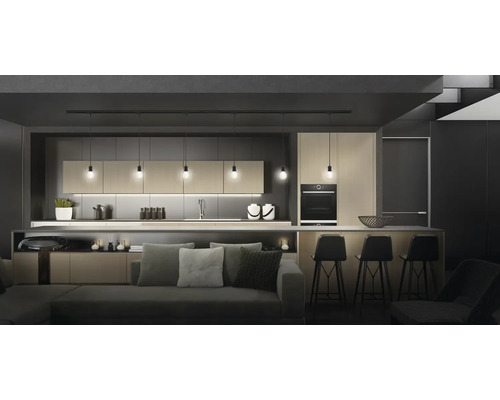 Helles Wohnzimmer mit Küche und Barhockern