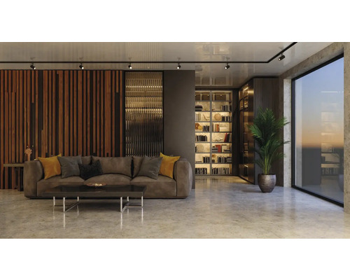 Helles Wohnzimmer mit Sofa, Holzwand, Bücherregal und Zimmerpflanze