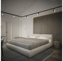 Schlafzimmer mit Bett, Holzwandpaneel und Schienensystem