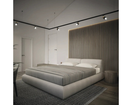 Schlafzimmer mit Bett, Holzwandpaneel und Schienensystem