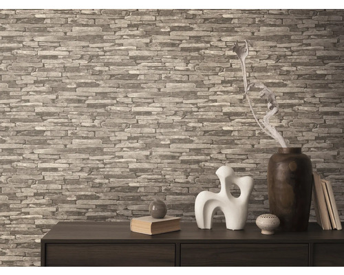 Wohnraum mit Steintapete und dekorativen Elementen auf einer Kommode