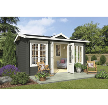 Abri de jardin avec portes doubles ouvertes, fenêtres et terrasse en bois dans le jardin