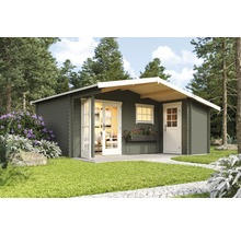 Abri de jardin en bois avec fenêtres et portes dans le jardin