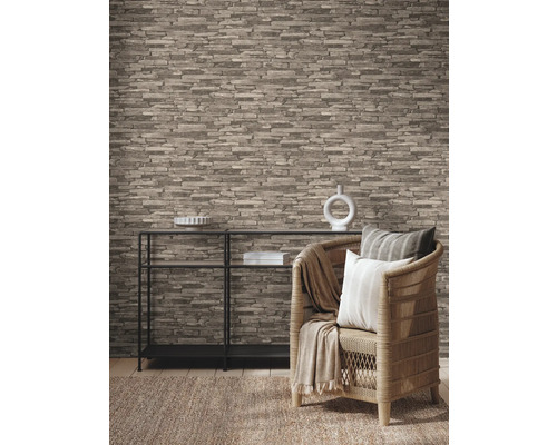 Wohnzimmer mit Steinoptik Tapete, Regal und Korbsessel