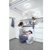 Waschküche mit Waschmaschine, Mutter und Kind bei der Hausarbeit