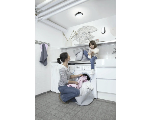 Waschküche mit Waschmaschine, Deckenleuchte, Wandleuchte, Frau und Kind