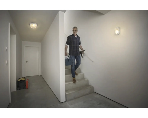 Flur mit Treppe, beleuchtet mit Deckenleuchte und Wandleuchte