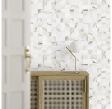 Wand mit Mosaikfliesen, Kommode mit Rattangeflecht und Lampe