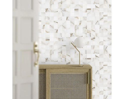 Wand mit Mosaikfliesen, Kommode mit Rattangeflecht und Lampe