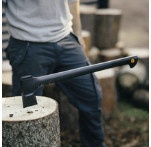 Hache Fiskars plantée dans une bûche