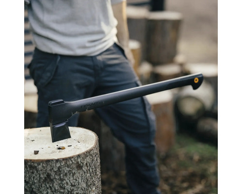 Fiskars Axt steckt in einem Baumstamm