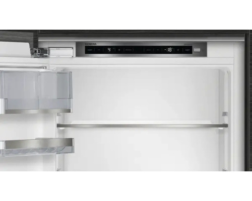 Vue intérieure d''un réfrigérateur avec le logo Siemens et le panneau de commande