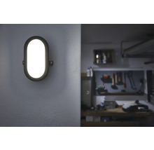 Ovale Wandleuchte an einer Wand im Innenraum