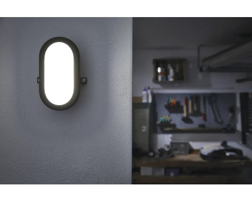 Ovale Wandleuchte an einer Wand im Innenraum