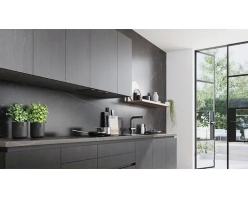 Moderne Küche mit dunklen Schränken, Arbeitsplatte, Spüle und Fenstern zum Garten.