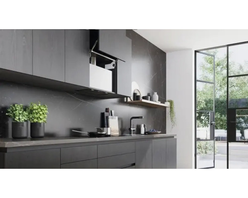 Moderne Küche mit Dunstabzugshaube, Arbeitsplatte und Fenster zur Terrasse.
