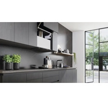 Moderne Küche mit grauen Schränken, Arbeitsplatte und offenem Oberschrank