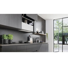 Moderne Küche mit grauen Schränken, Arbeitsplatte und einem großen Fenster zum Garten.