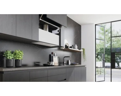 Moderne Küche mit grauen Schränken, Arbeitsplatte und einem großen Fenster zum Garten.