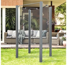 Paravent en verre avec cadre en aluminium sur une terrasse avec mobilier de jardin