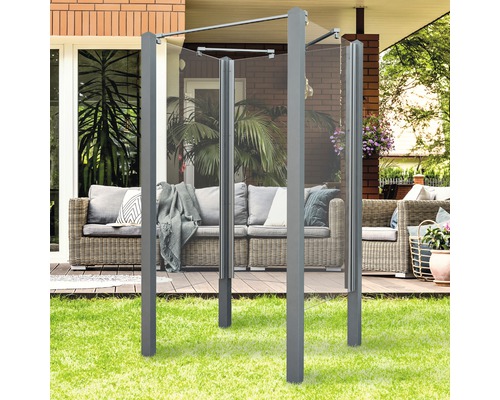 Paravent en verre avec cadre en aluminium sur une terrasse avec mobilier de jardin