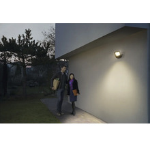 Szene mit einem Paar vor einem Haus, beleuchtet durch einen LED-Aussenstrahler