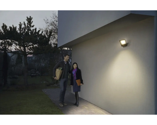 Szene mit einem Paar vor einem Haus, beleuchtet durch einen LED-Aussenstrahler